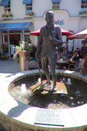 Statue of George Bernard Shaw